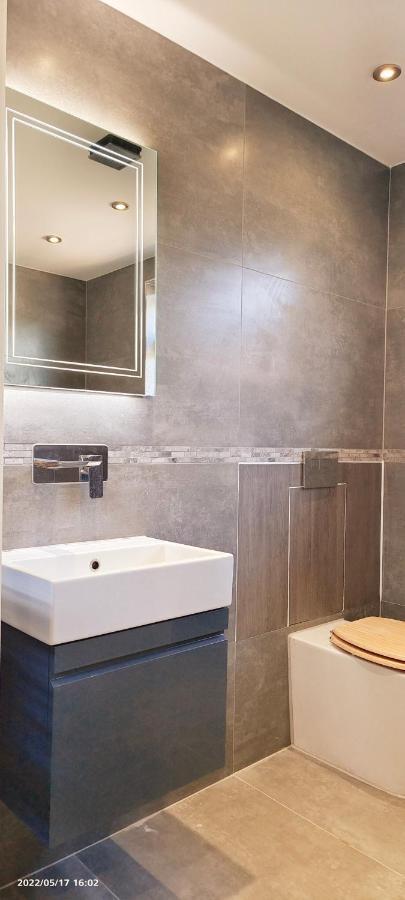 Northwood  Top Floor Flat 5 Northwood מראה חיצוני תמונה