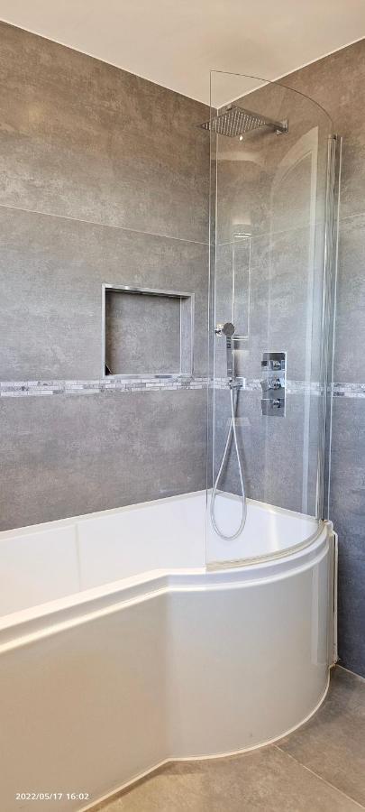 Northwood  Top Floor Flat 5 Northwood מראה חיצוני תמונה